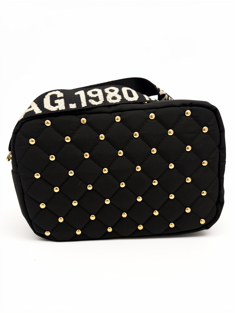 Bolso negro con aplique dorado