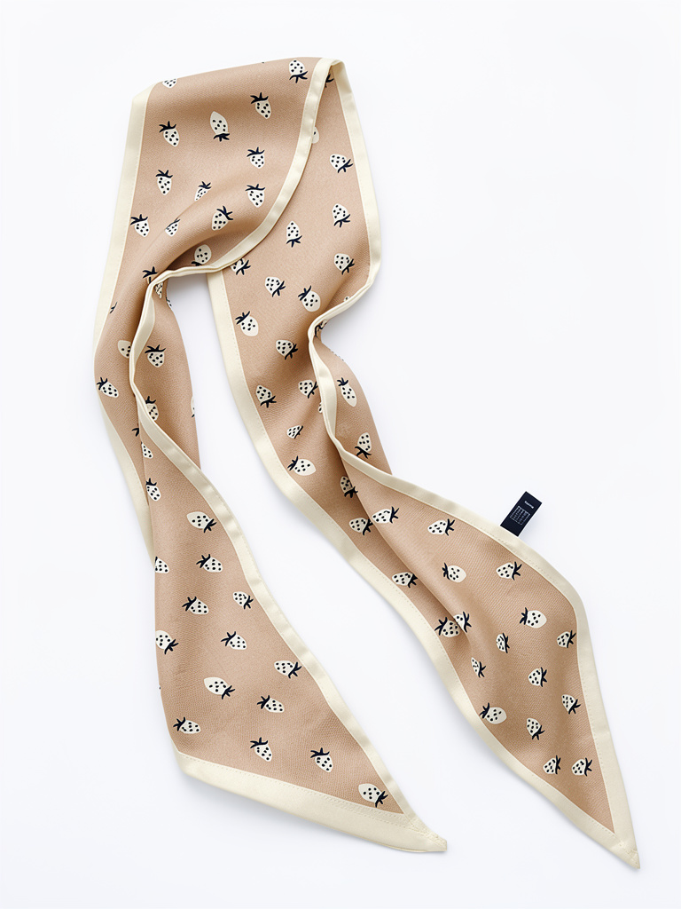 Mascada beige estampada fresas