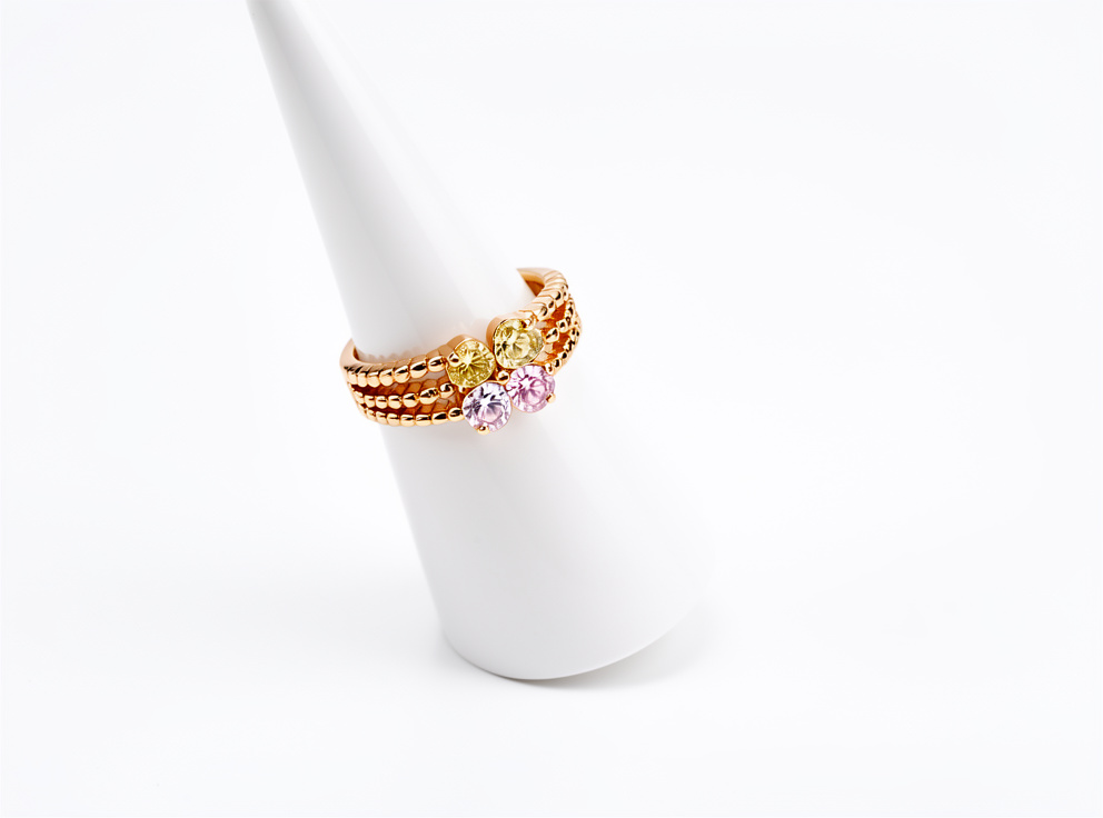Anillo dorado de flores