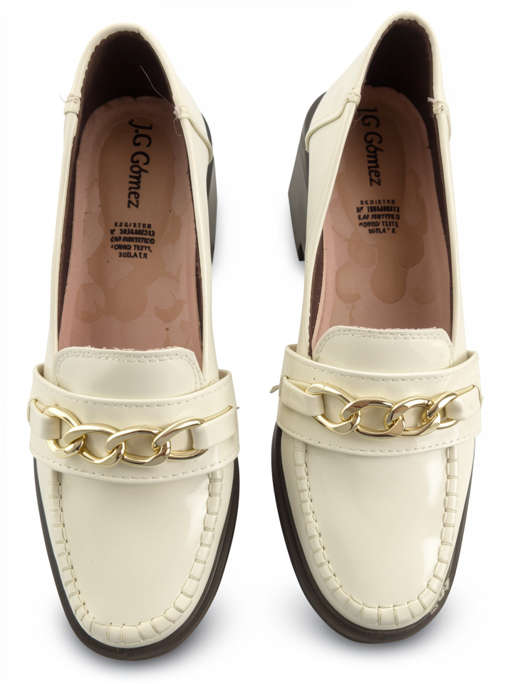 Zapato blanco con cadena