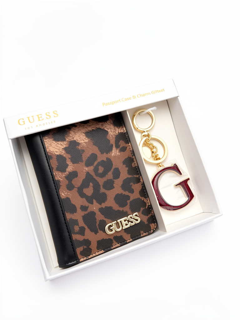 Set de porta pasaporte + llavero Guess en cajita