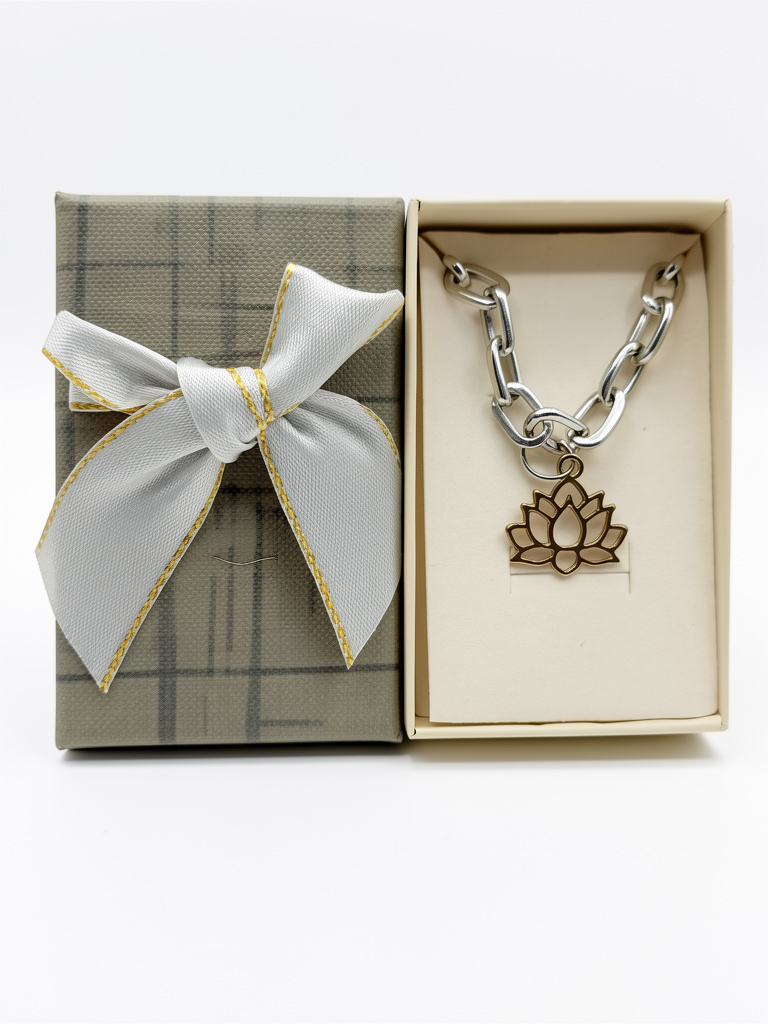 Bolsita 4: pulsera bijou flor de loto + caja gris 5000