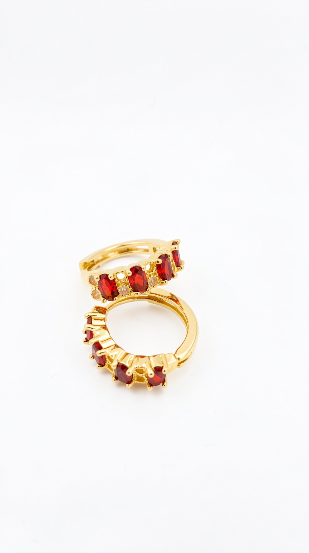 Aretes rojas enchapados en oro