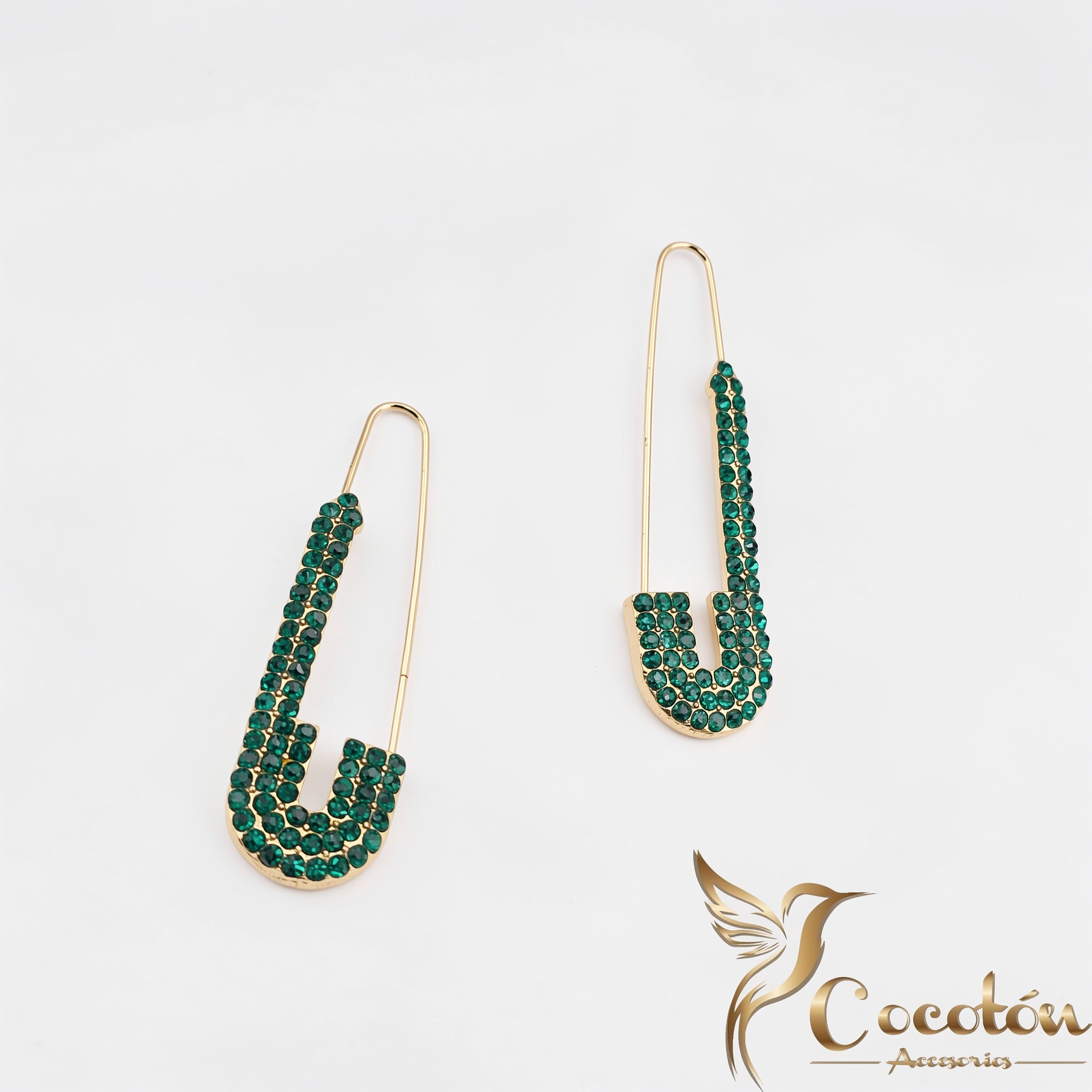 Aretes colgantes dorados con piedras verdes