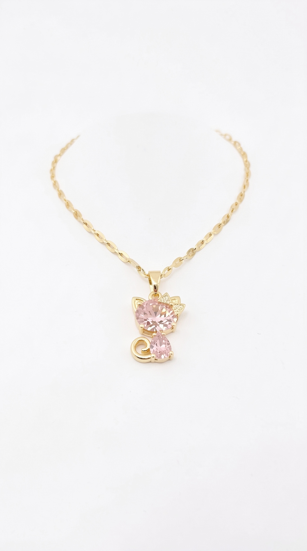 Collar dorado con dije de gato y piedras rosadas