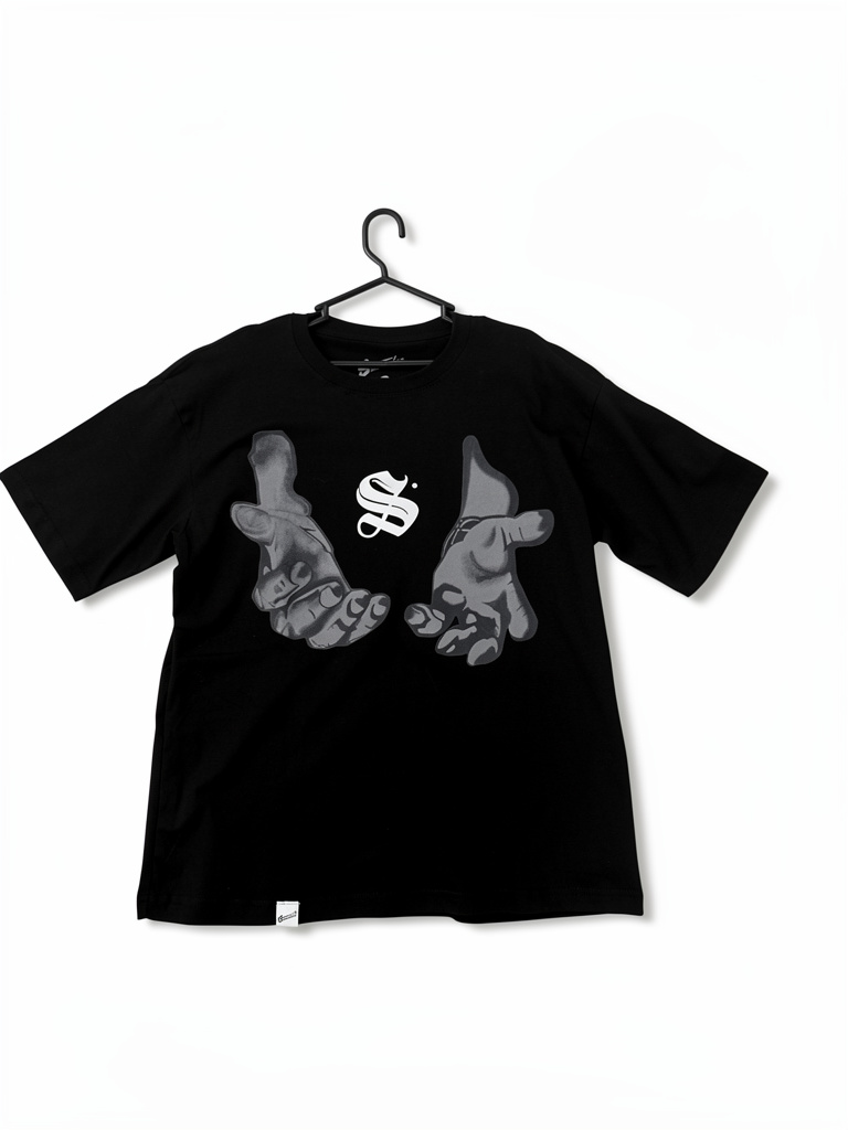 Playera negra estampada son varios modelos