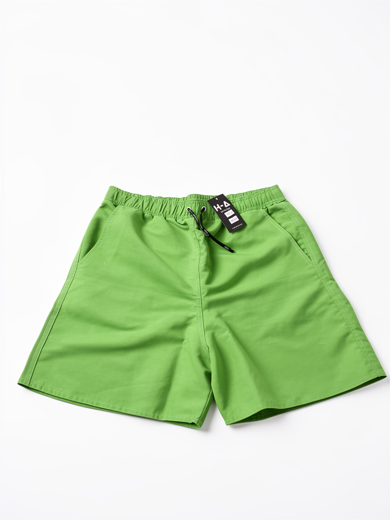 Bermuda de praia verde