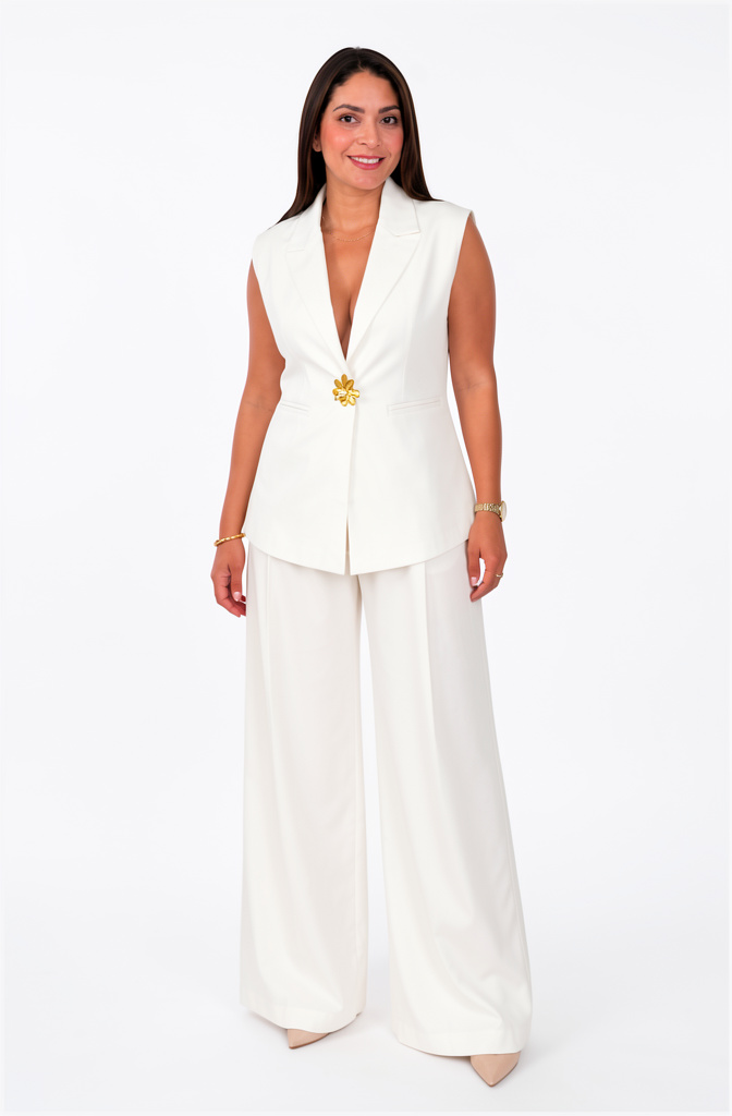 SET BLANCO CON BROCHE DE FLOR DORADO