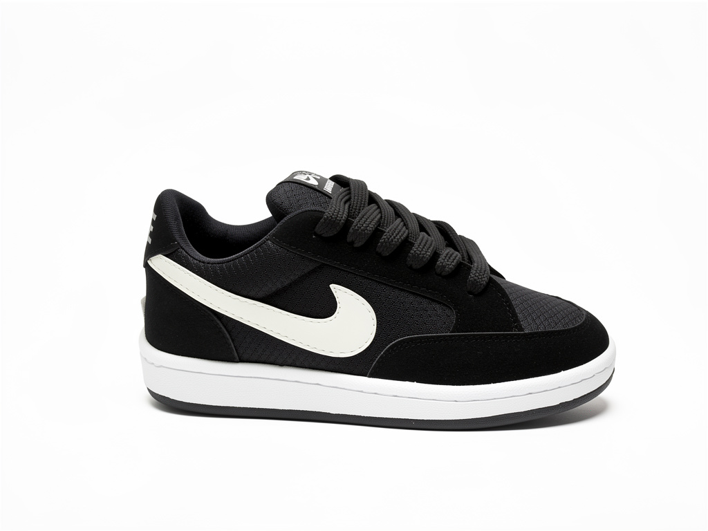 Nike ADVERSARY