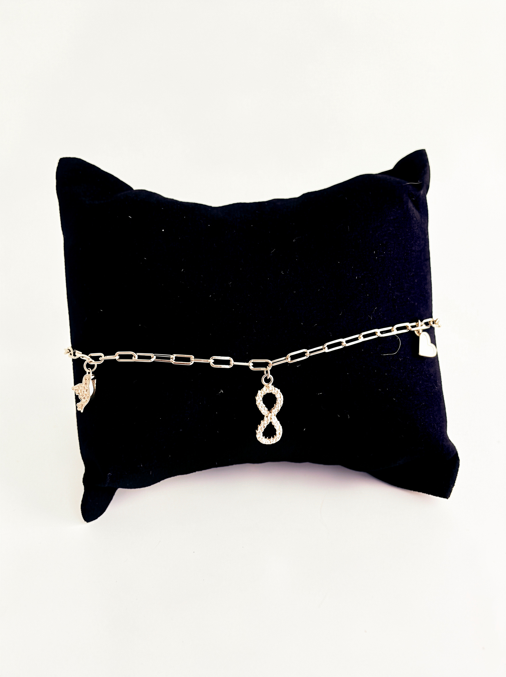 Pulsera de infinito y corazones