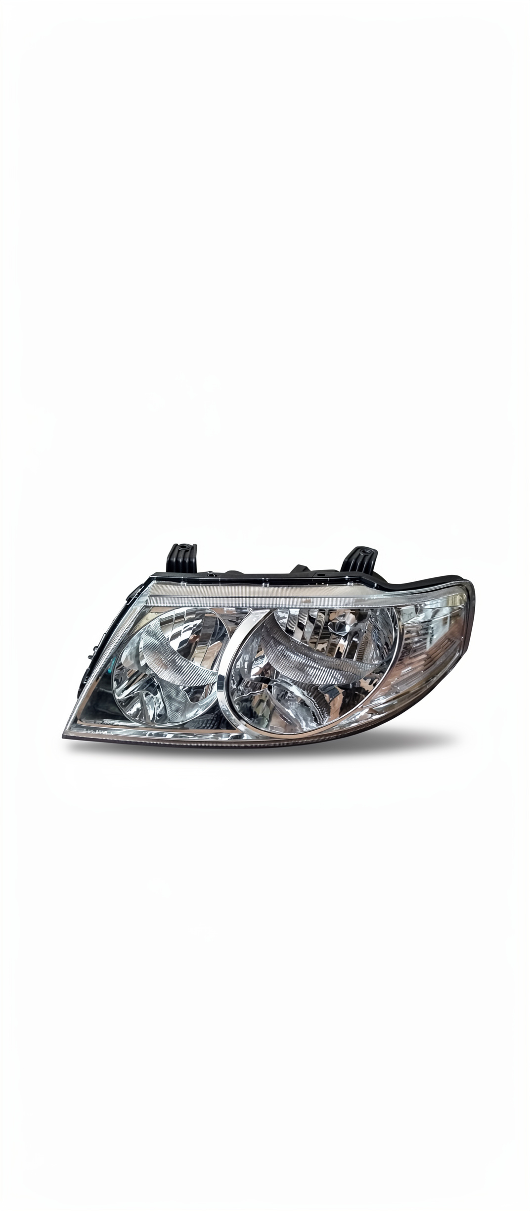 Almera 03 TYC izquierdo delantero faro