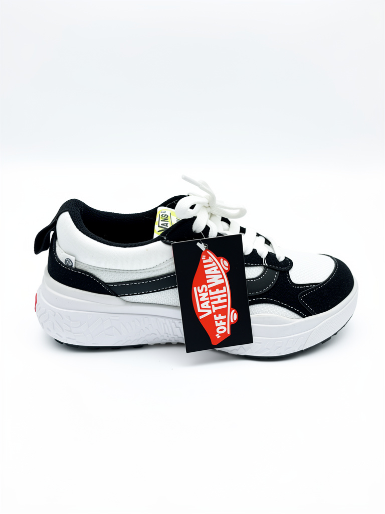 Vans negras y blancas urbanas