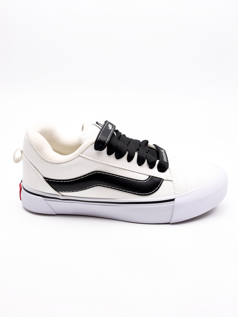 Vans blancas negras urbanas