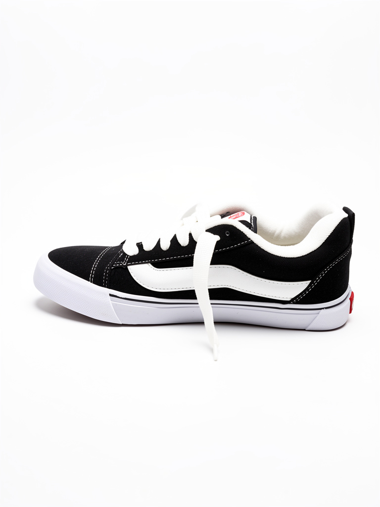 Vans negras y blancas