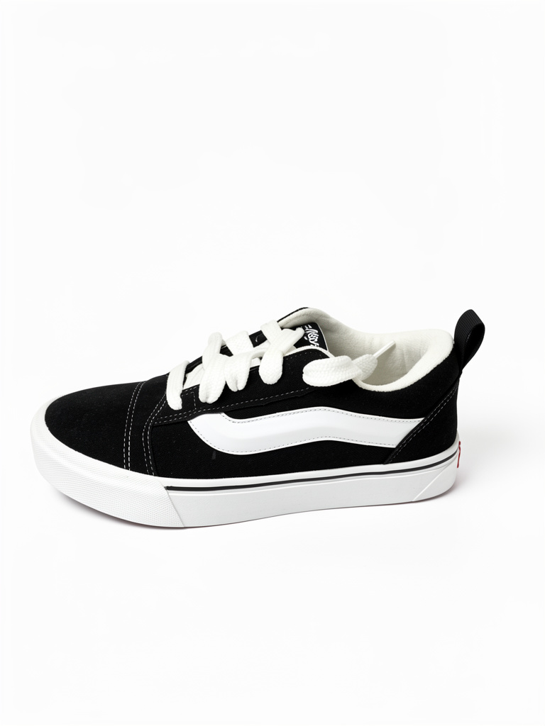 Vans clásicas negras y blancas urbanas