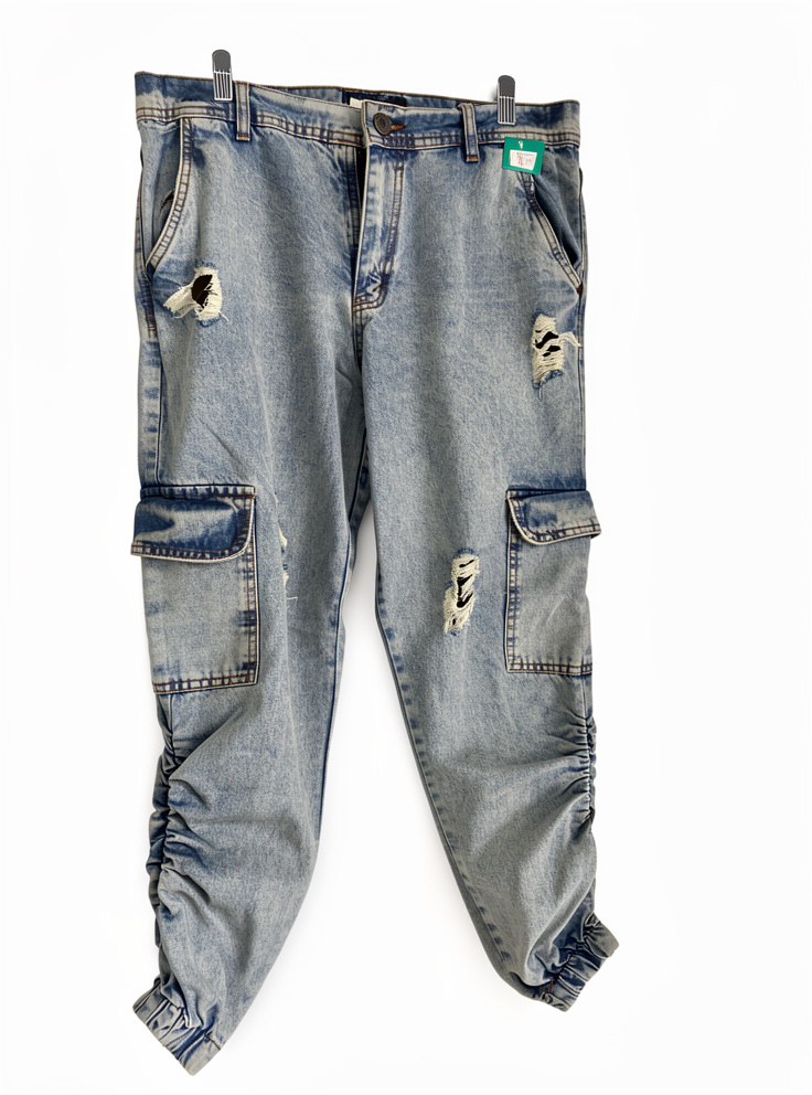 Jean cargo con roturas