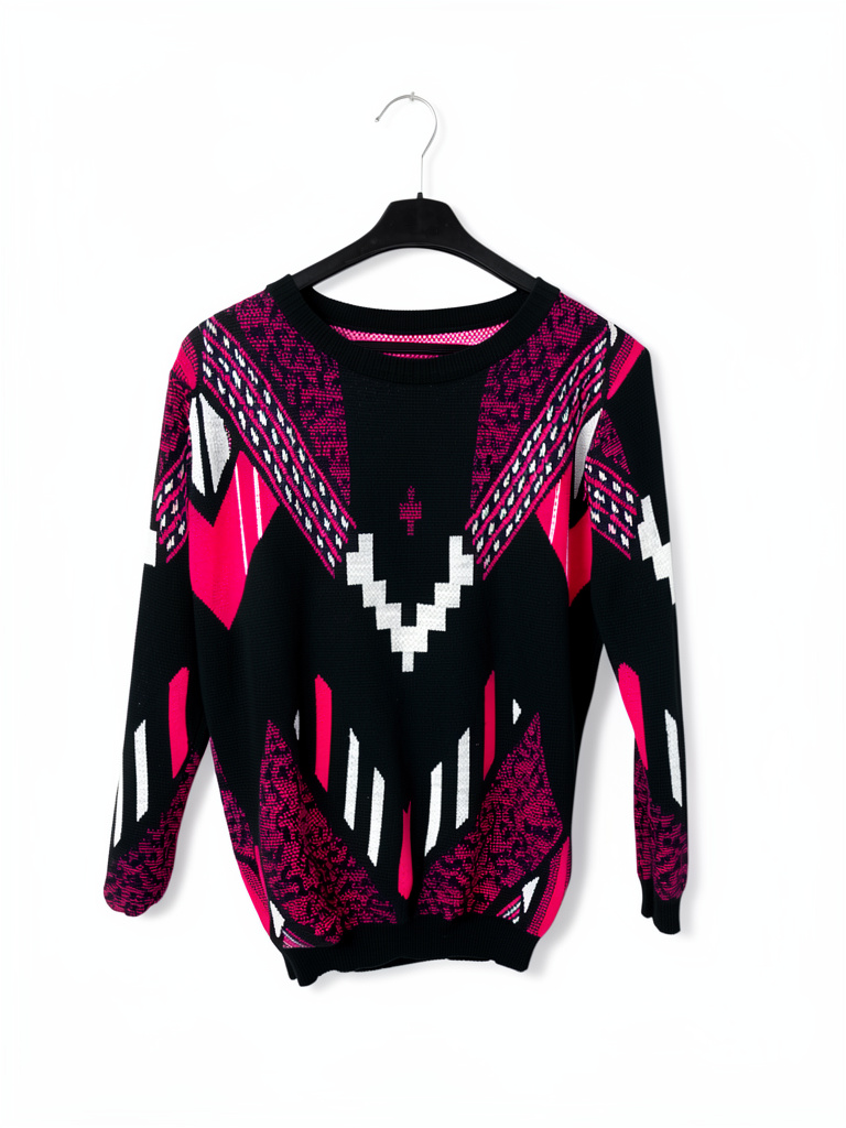 Sweater negro y fucsia
