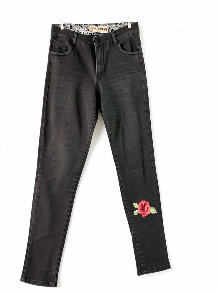 Jean negro con detalle bordado 44