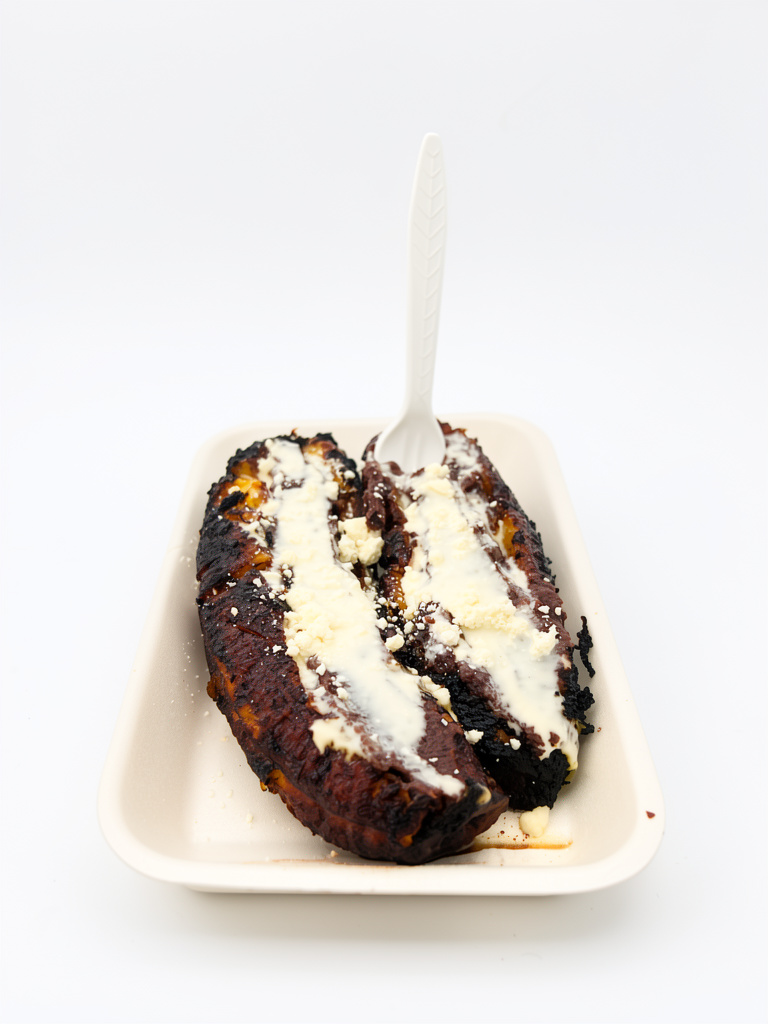 Porción de plátanos con frijoles, queso y crema