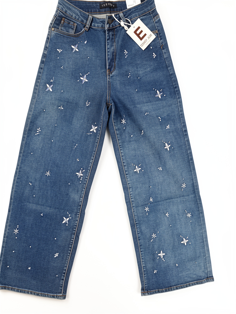 Pantalon jeans  de dama con flores blancas boldadas