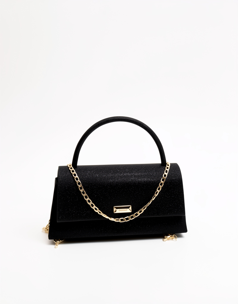Cartera negra con cadena