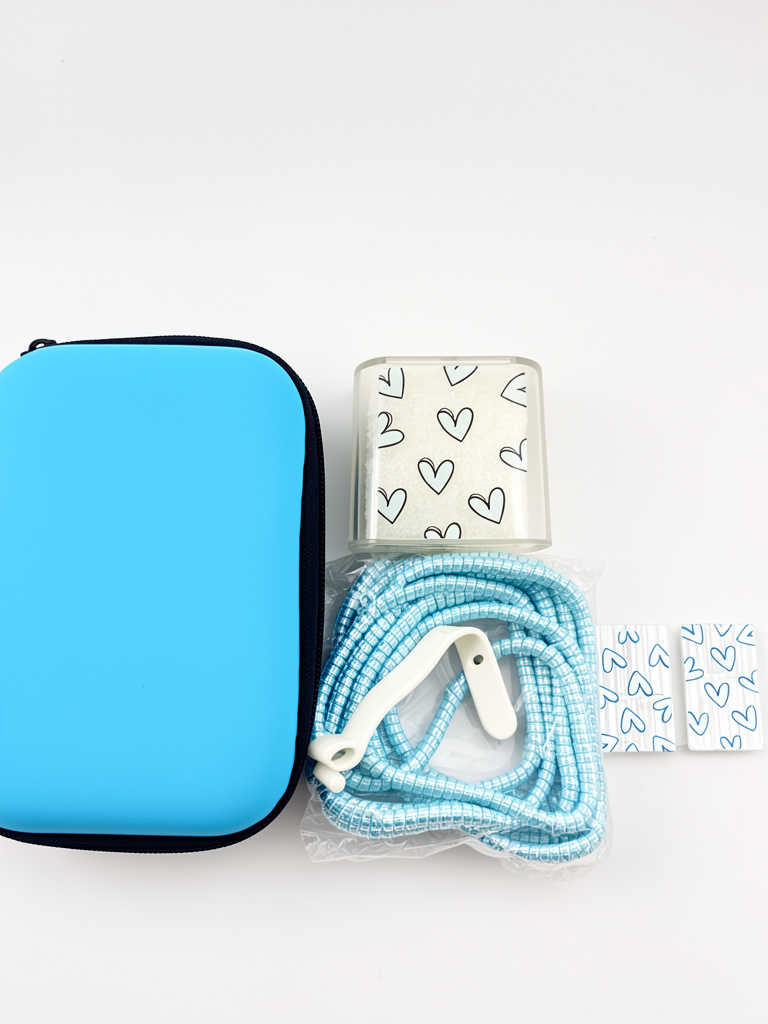 Funda azul con accesorios