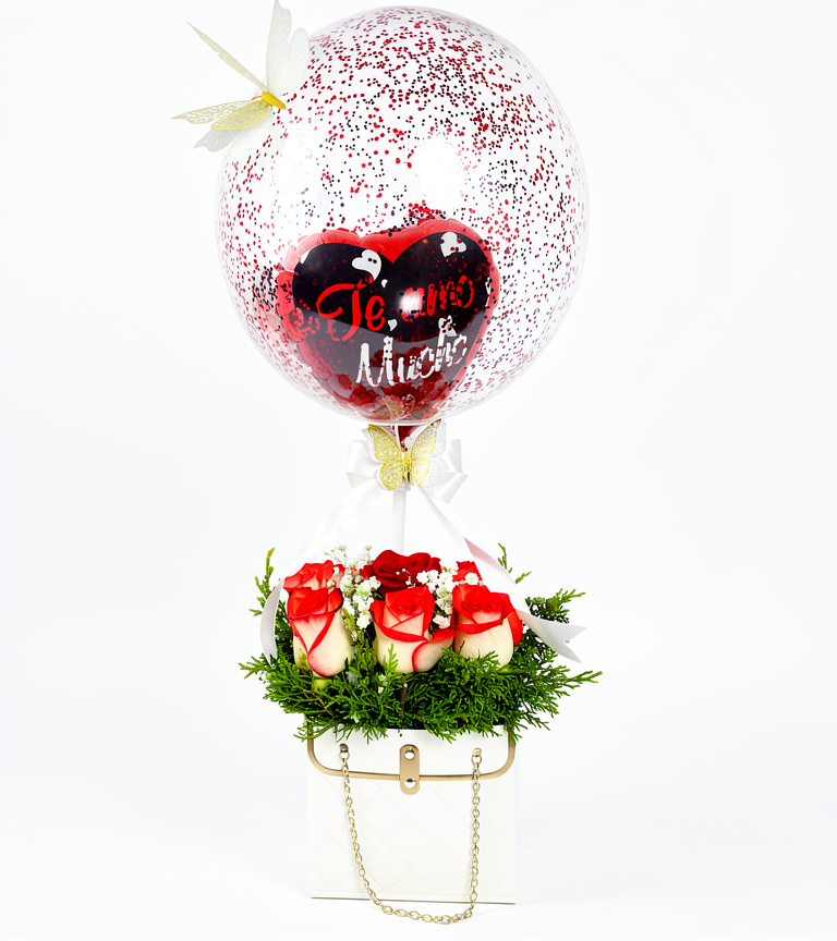Arreglo de carterita con rosas y globo burbuja