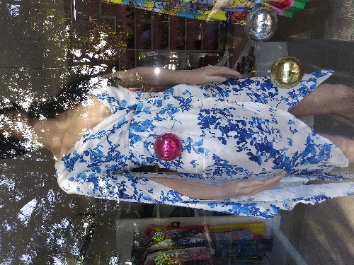 Vestido blanco de flores azules