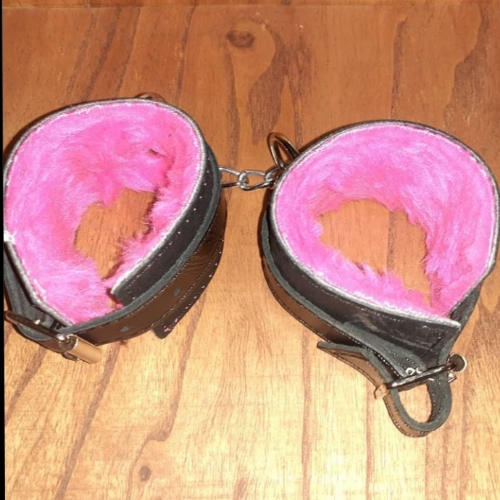 Esposas de peluche con mosquetón