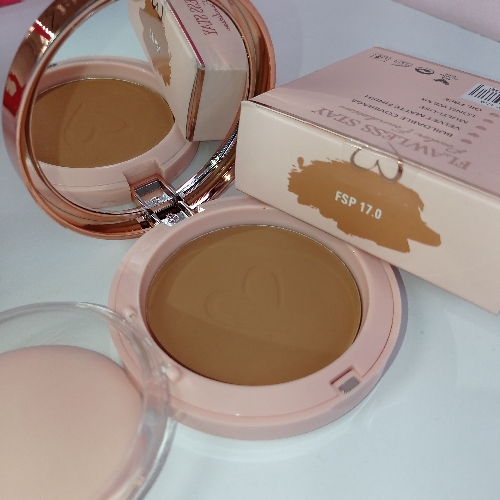#17 Flawess stay powder foundation
