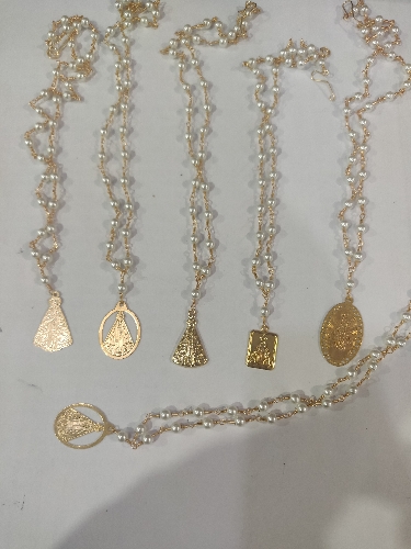 CADENA FABRICADA  PERLAS ACRÍLICAS ALAMBRISMO MEDALLAS VIRGEN CFL006212
