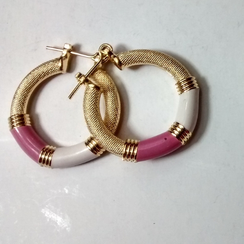 ARGOLLA EN LAMINADOEXTURIZADA CON DETALLES ESMALTE 27 MM ALD00127