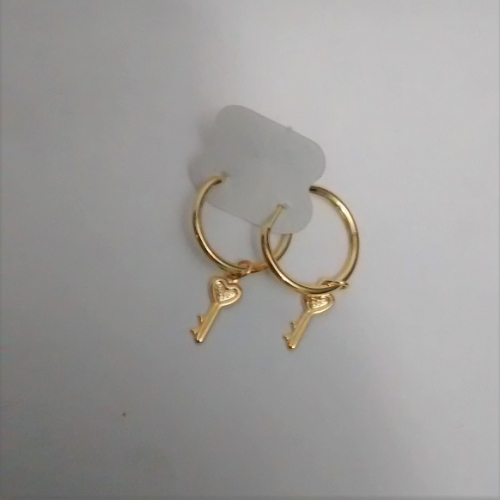 ARGOLLA EN LAMINADO LISA SENCILLA CON LLAVE COLGANTE DORADO ALD00146