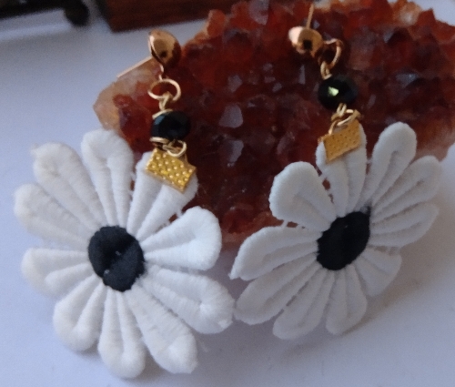ZARCILLO EN LAMINADO FLOR DE TORCHON CON CENTRO DE COLOR  ZLD002842