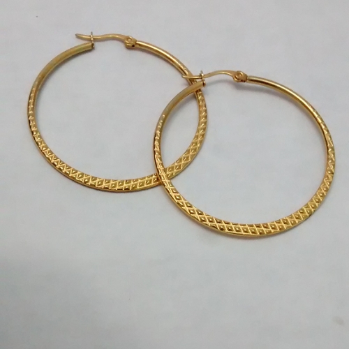 ARGOLLAS EN ACERO ROMBOS Y LINEAS  TROQUELADAS DORADAS 42 MM