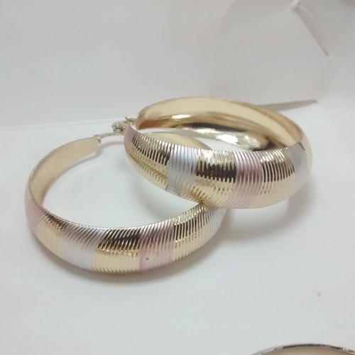 ARGOLLA EN LAMINADO LABRADA TIPO CANDONGA CON FRANJAS EN CARTIER GRANDE ALD00018