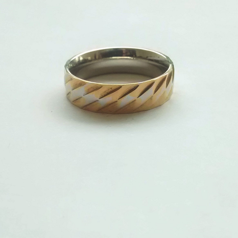 ANILLO DE ACERO AROS DE MATRIMONIO  1 LINEA ZIG ZAG CENTRO Y 2 LINEAS BORDE DORADAS 6X2MM ANA000128