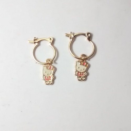 ARGOLLA EN LAMINADO LISA SENCILLA CON HELLO KITTY COLGANTES ALD001414