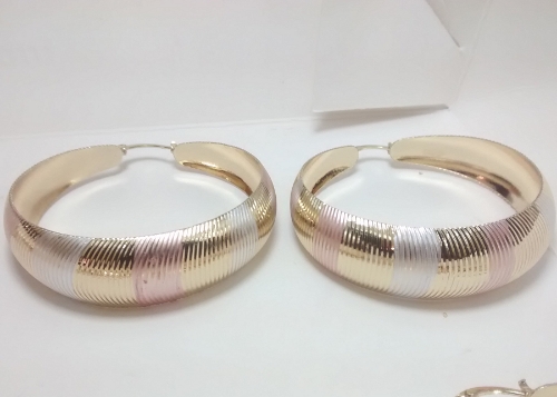 ARGOLLA EN LAMINADO LABRADA EN ONDAS TIPO CANDONGA CON FRANJAS EN CARTIER MEDIANA ALD000111