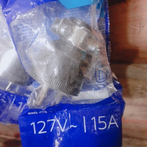 CLAVIJA INDUSTRIAL REFORZADA ATERRIZADA, 2 POLOS+TIERRA