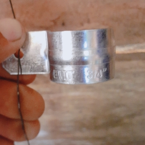 Abrazadera de pared 1 ALA  para tubo 3/4" 1 ala