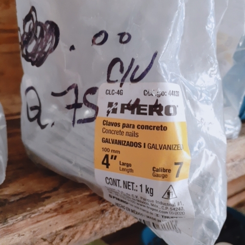 Clavo para concreto de 4" por unidad.