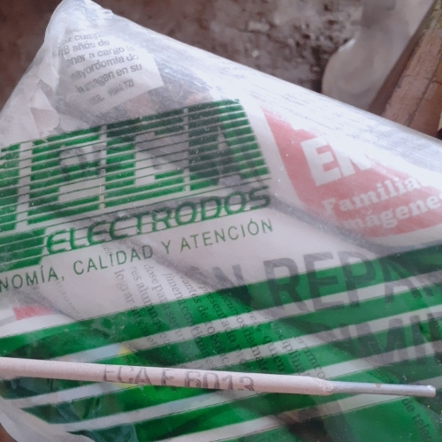 Electrodo 3/32 delgado ECA6013 punto cafe.