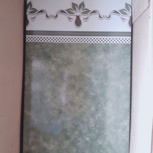 Azulejo verde con adorno (precio por metro)