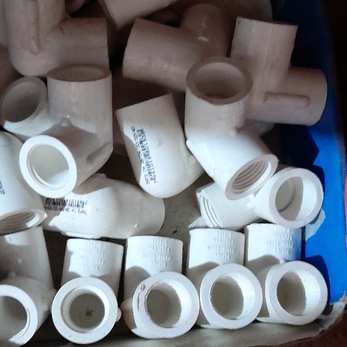Codo PVC 1/2" 90° PVC con rosca.