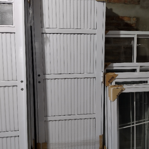 Puerta acanalada ciega 80*2 25mm izquierda