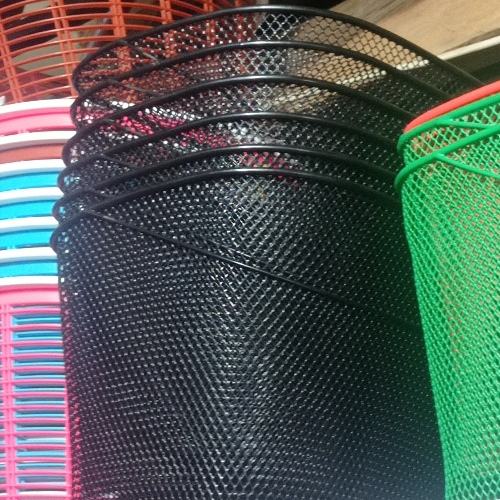 Canasta metálica mediana negra