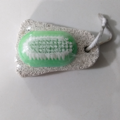 Piedra pómez con cepillo