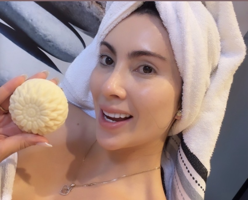 Jabón de Arroz , aloe Vera , colageno Marino, y ácido Kojico, hidrata , suaviza y ayuda a eliminar manchas leves del rostro .