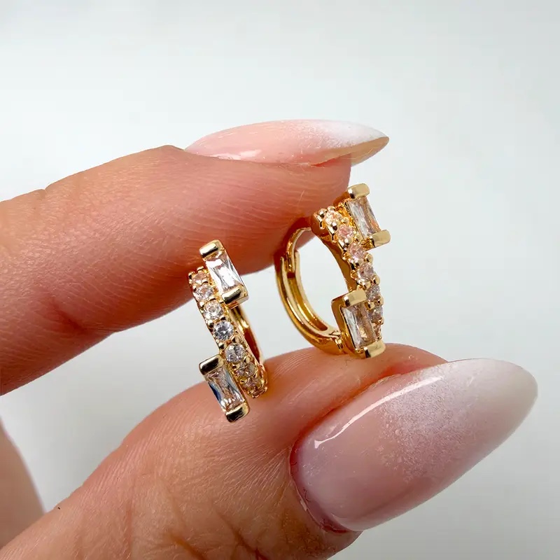 Aretes pequeños dorados con piedras